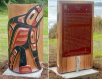 Vue avant et arrière d'un poteau en bois épais coupé en deux avec une sculpture d'un orque sur la courbe extérieure et une plaque sur la coupe plate. La plaque est rédigée en Nuučaan̓uɫ et en espagnol.